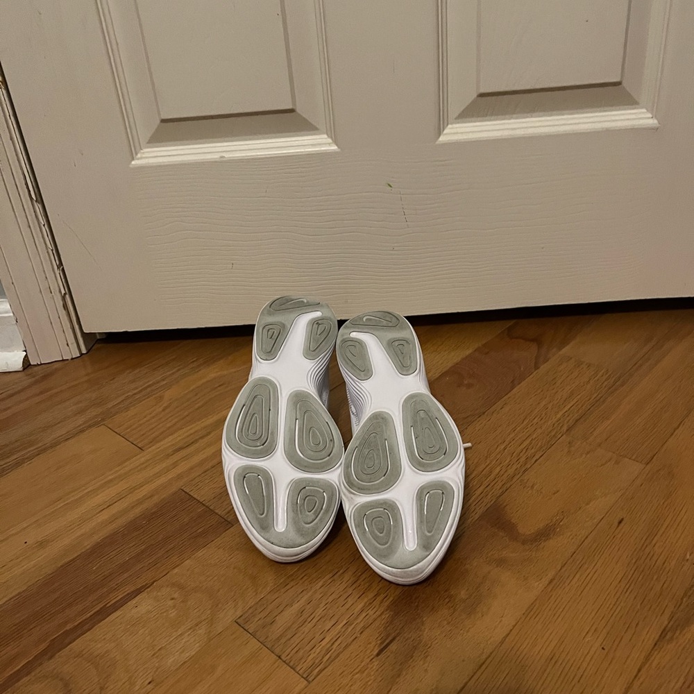 LIKE NEW NIKE Revolution 4 White Shoes, Women’s Size 6 - Picture 6 of 7